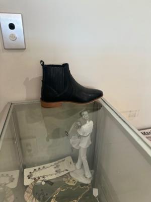 File Black Boot